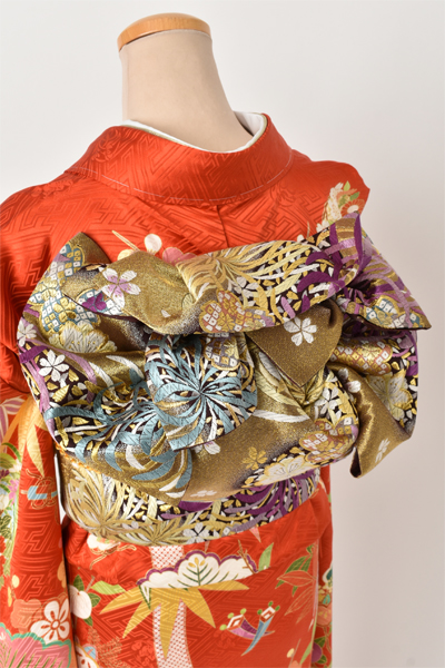 振袖[朱色に貝桶文]