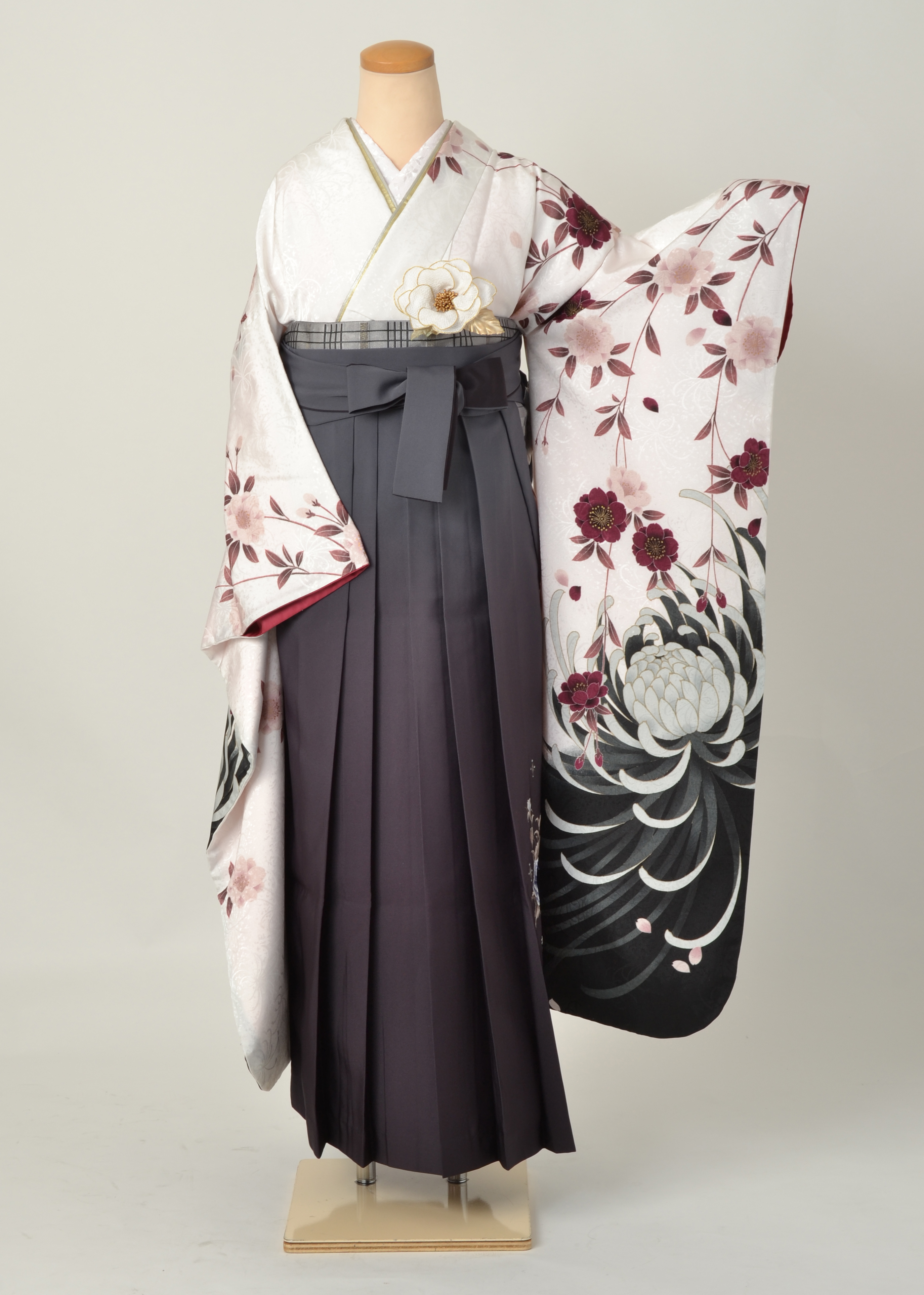 卒業袴［白地の菊模様］