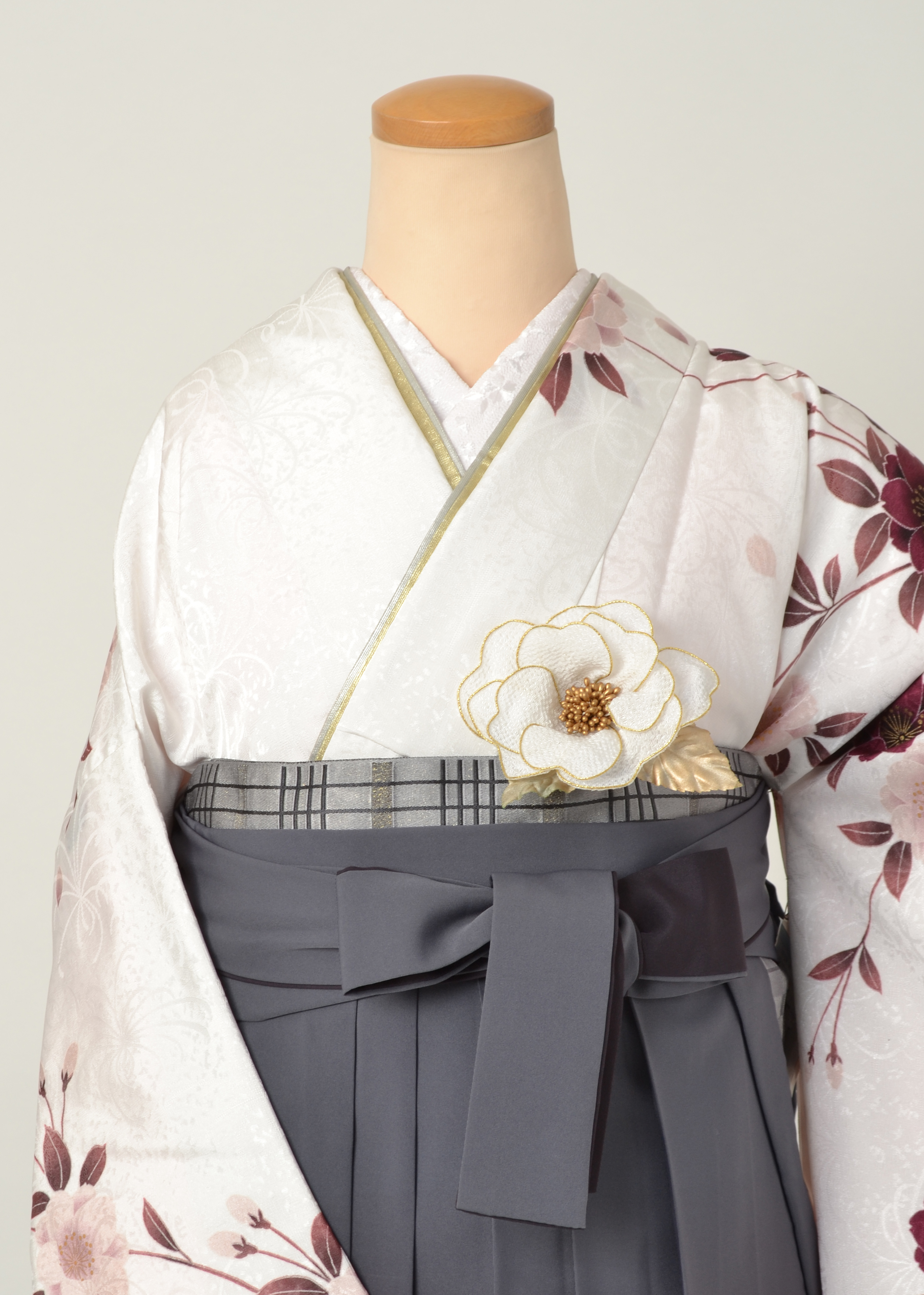 卒業袴［白地の菊模様］