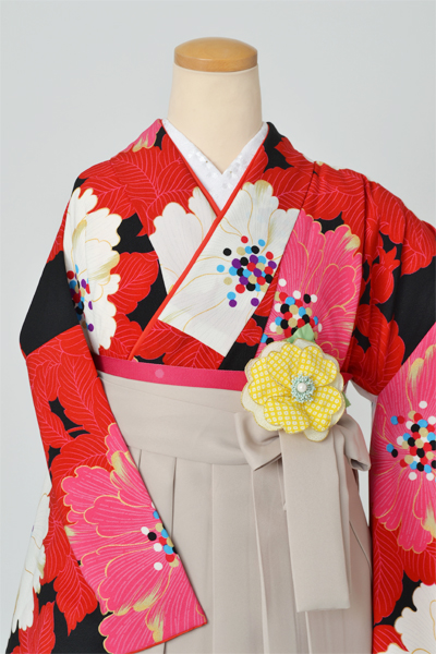 卒業袴［玉城ティナ・黒地の牡丹模様］