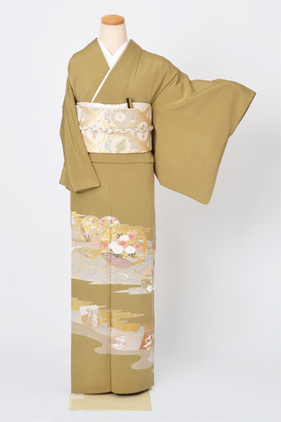 色留袖［桑染色の流水に菊模様］