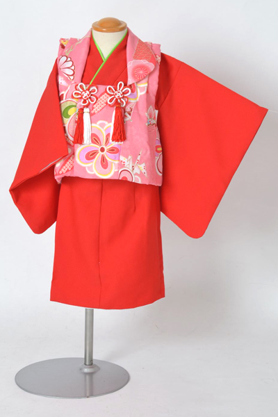 一才女児被布（赤長着iに桃色地の宝づくし模様被布）