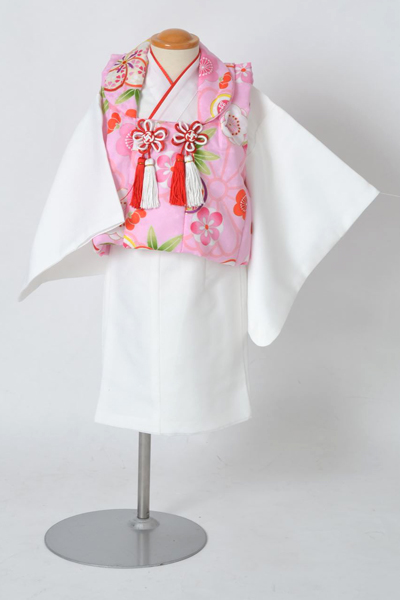 一才女児被布（白長着に桃色地梅模様被布）