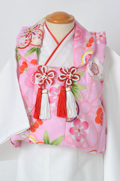 一才女児被布（白長着に桃色地梅模様被布）