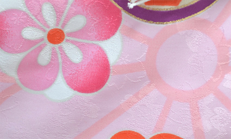 一才女児被布（白長着に桃色地梅模様被布）