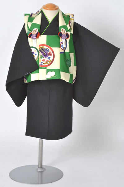 一才男児被布（黒地長着に緑白石畳地宝づくし模様被布）