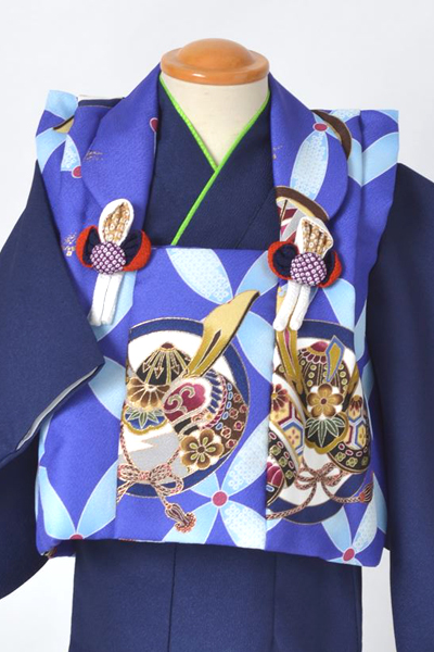 一才男児被布（黒地長着に青地に兜模様）