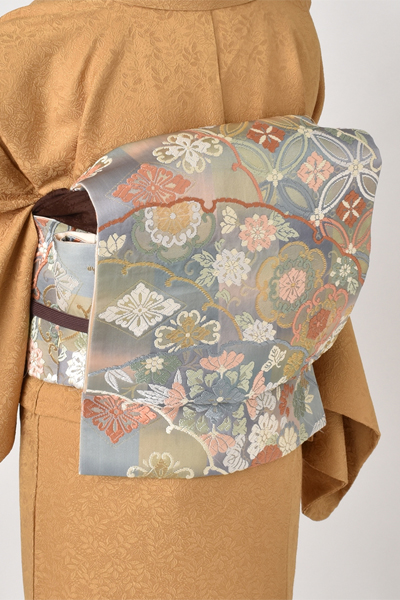 色無地(金茶色・葉柄の地紋)