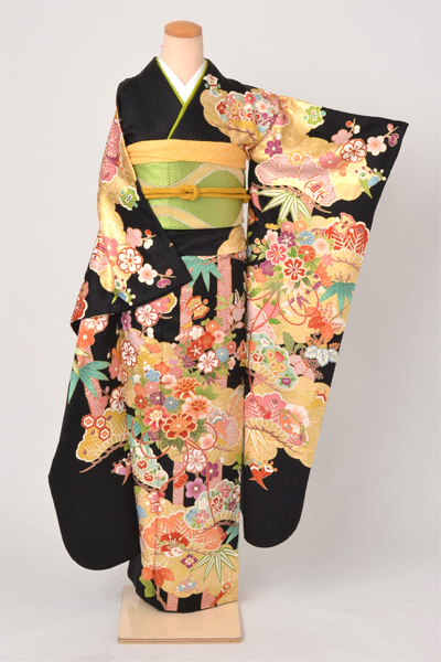 振袖［黒地の吉祥模様］