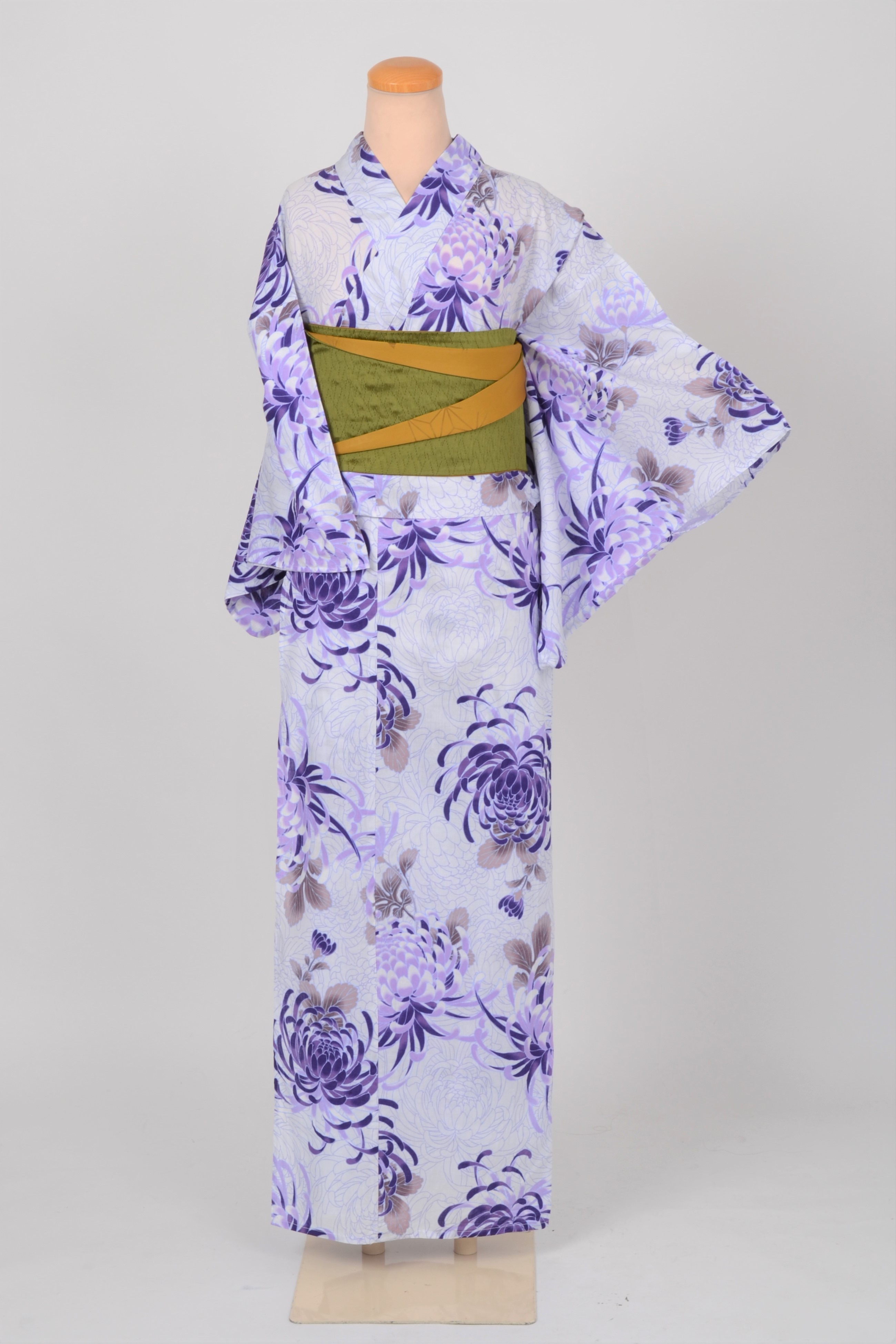 浴衣［白地の菊模様］