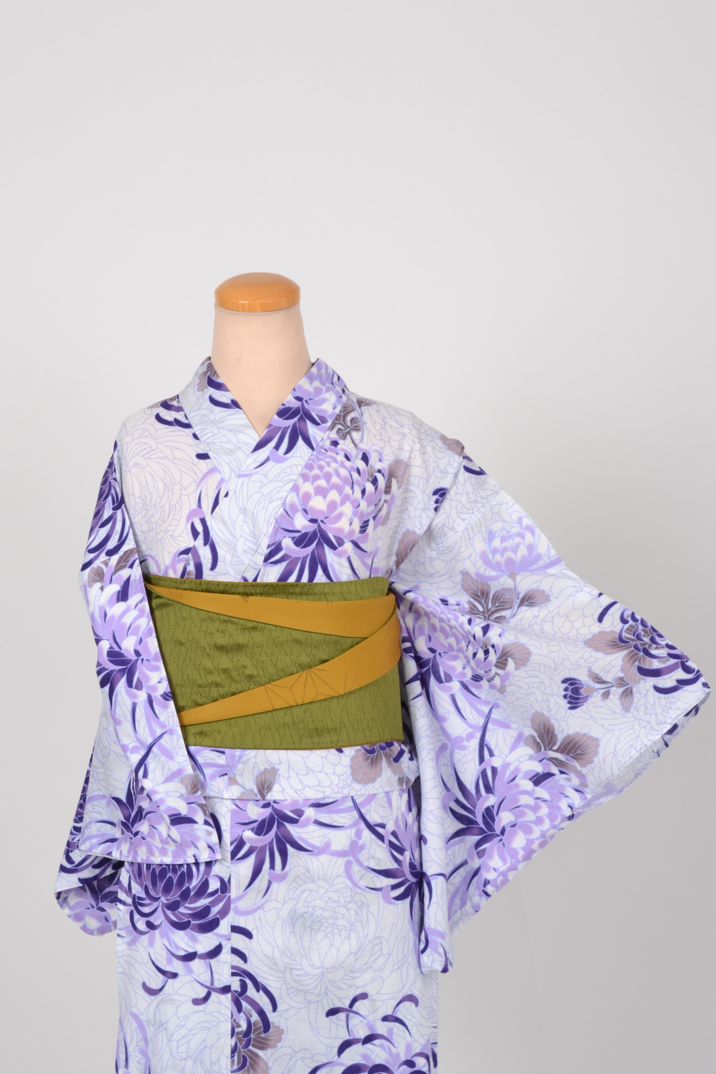 浴衣［白地の菊模様］