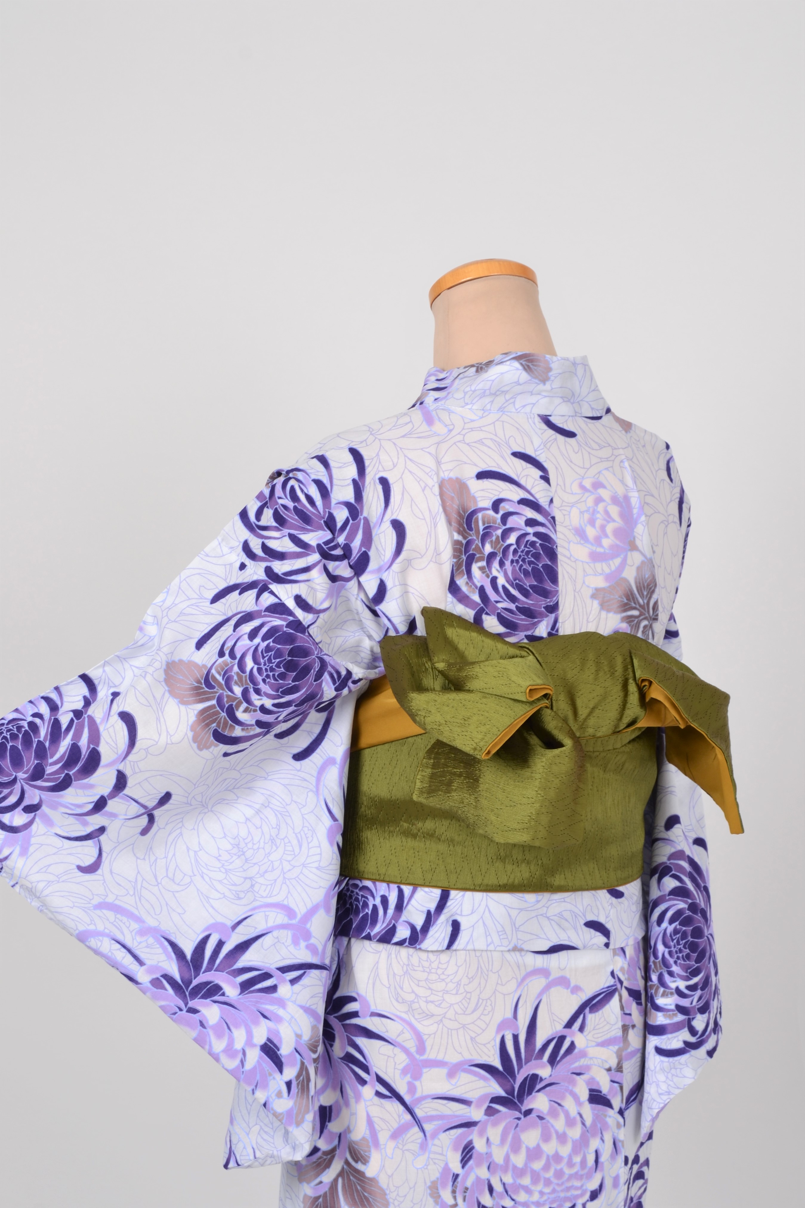 浴衣［白地の菊模様］