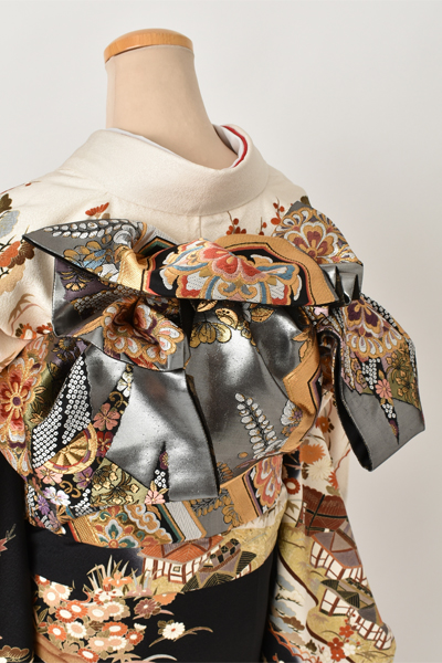 振袖(黒と白の染め分け地・御所解模様)