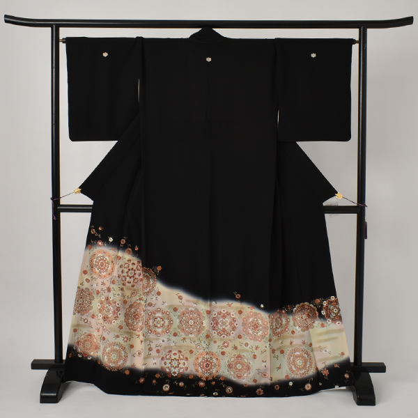 黒留袖(刺繍の宝相華)