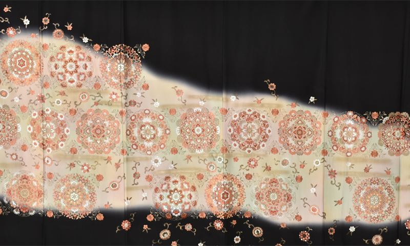 黒留袖(刺繍の宝相華)