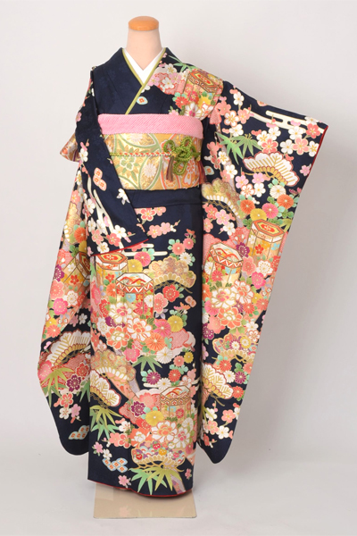 振袖［紺地の貝桶模様］