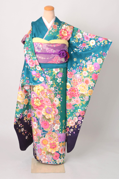 振袖［青地の薬玉模様］