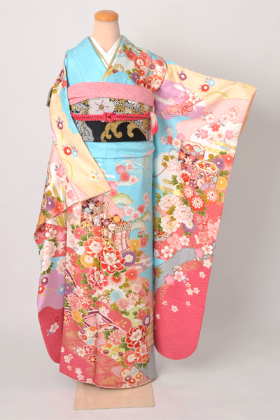 振袖［水色地の牛車模様］