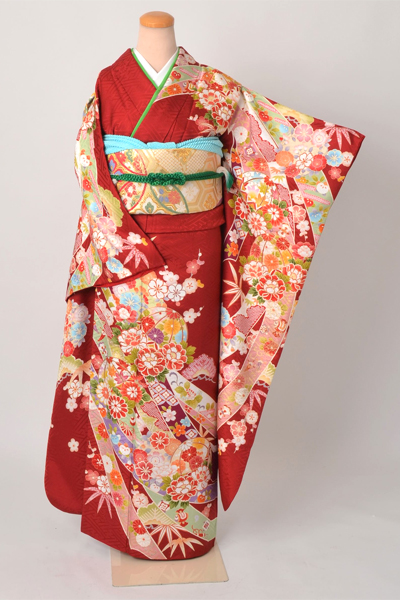 振袖［赤地の熨斗目模様］