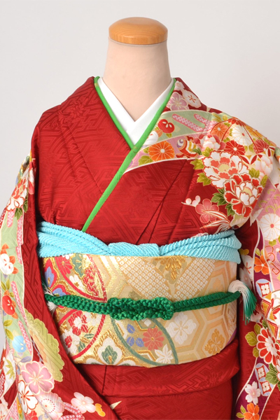 振袖［赤地の熨斗目模様］