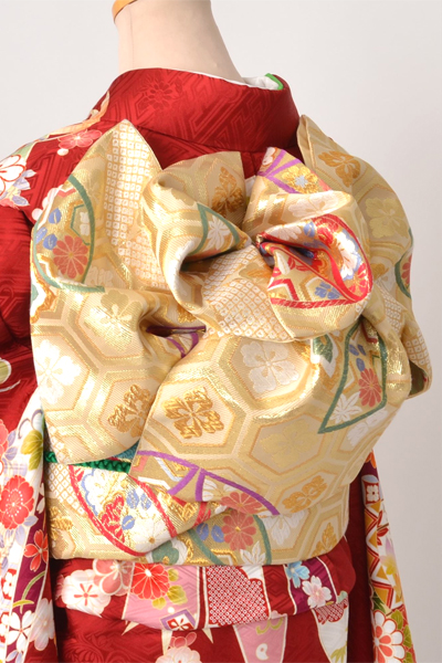 振袖［赤地の熨斗目模様］