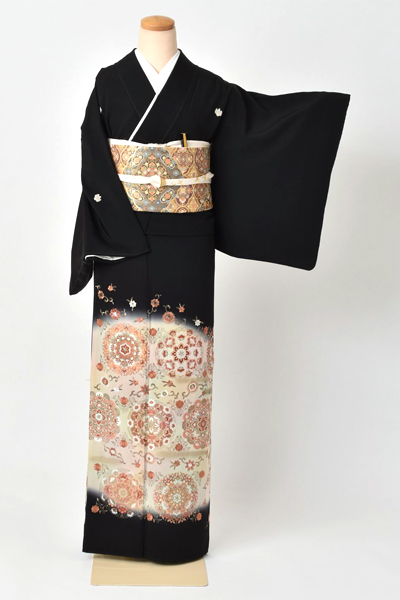 黒留袖(刺繍の宝相華)