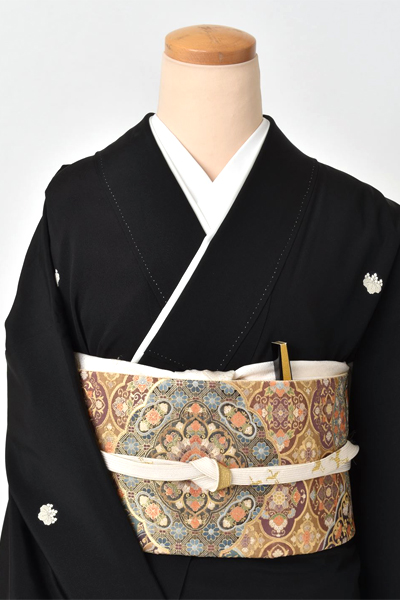 黒留袖(刺繍の宝相華)