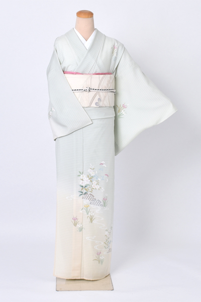 夏物〔白緑(びゃくろ)色地に七月の花〕