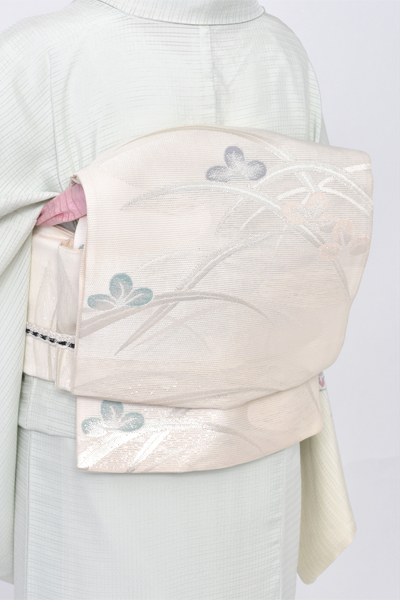 夏物〔白緑(びゃくろ)色地に七月の花〕