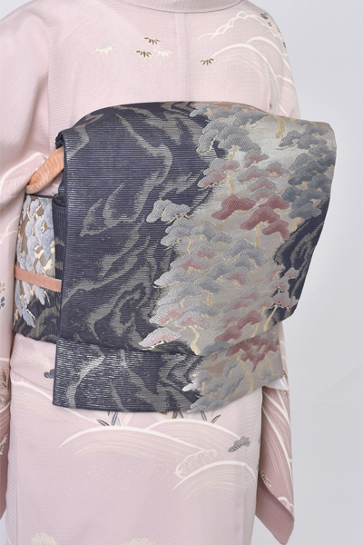 夏物訪問着〔薄ピンク色地・水辺風景、金駒刺繍〕