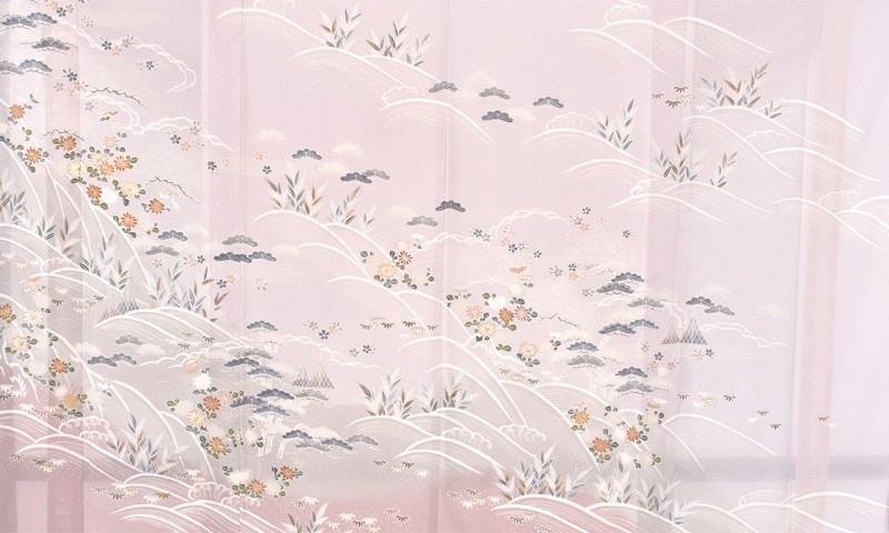 夏物訪問着〔薄ピンク色地・水辺風景、金駒刺繍〕