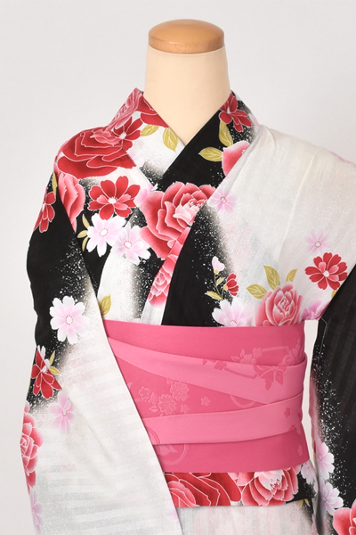 浴衣[白に黒ボカシ地・赤い大小のバラ]