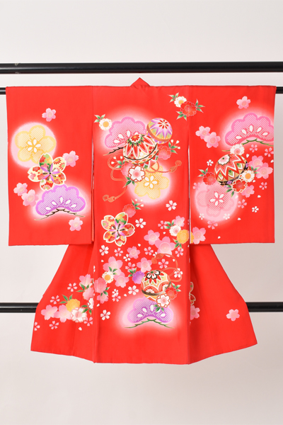お宮参り　女児【紅色地に御殿毬・花々、松】