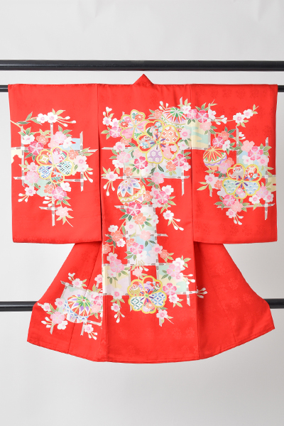 お宮参り［女児・赤地に毬と四季花］