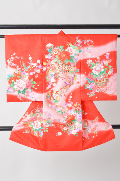 お宮参り［女児・赤地に雪輪に蝶］