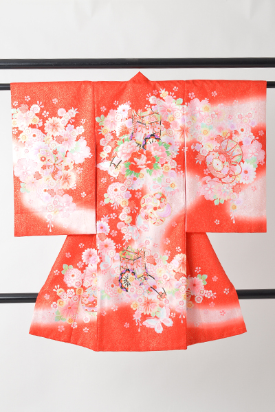 お宮参り［女児・赤地に御所車］