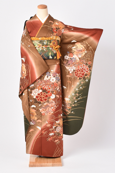 振袖[黄土色と赤茶の地、四季の花]