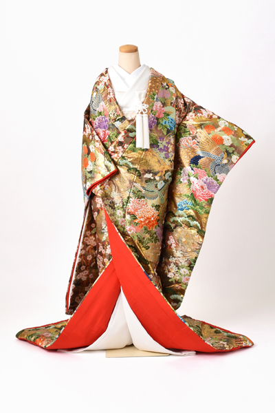 打掛(いぶし金地・吉祥模様)