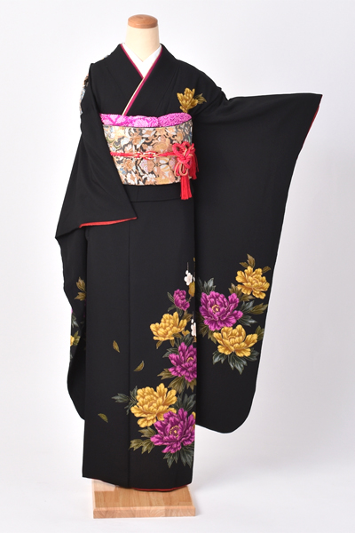 振袖[黒地に大輪の牡丹]