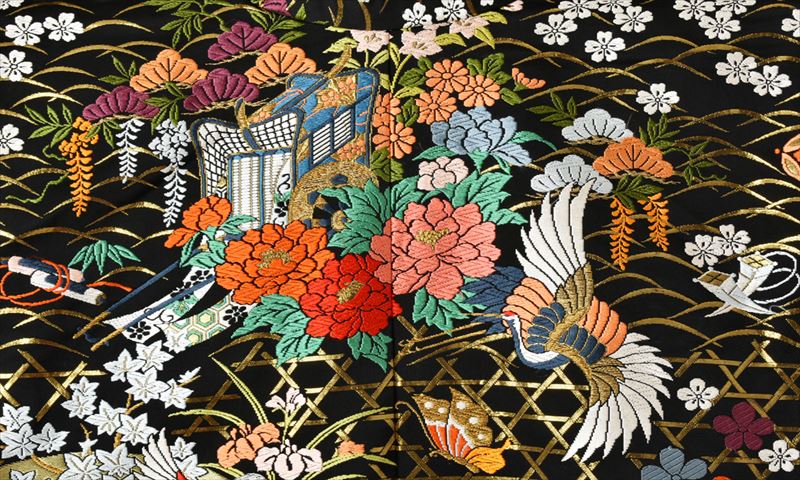 打掛(黒地・蛇籠文に御所車)