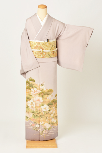 色留袖(灰桜地・金彩をあしらった花々)