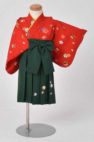 一歳女児袴【赤い着物に緑の袴】