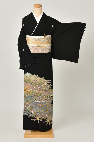 黒留袖(山水文様、刺繍)