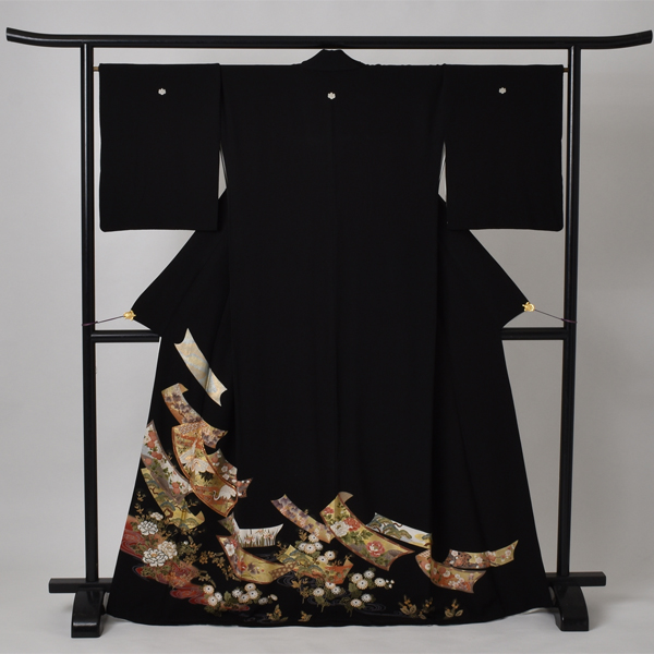 黒留袖(短冊型に金と花)