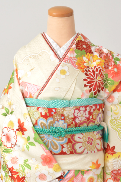 振袖[淡いクリーム地に鮮やかな大小の花]