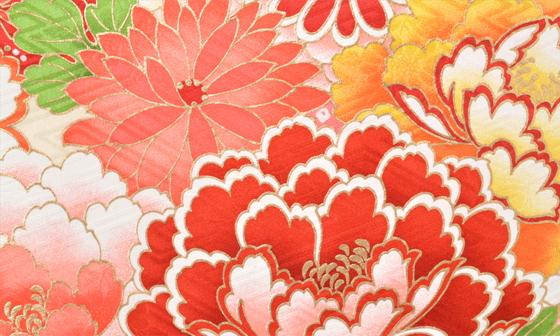 振袖[淡いクリーム地に鮮やかな大小の花]