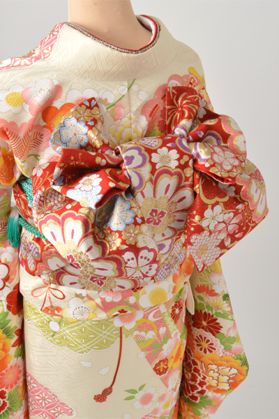 振袖[淡いクリーム地に鮮やかな大小の花]
