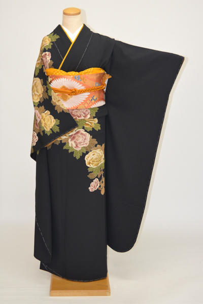 振袖[黒地に大輪の牡丹]
