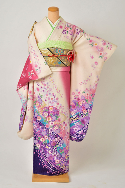 振袖［クリーム地に大小の花］