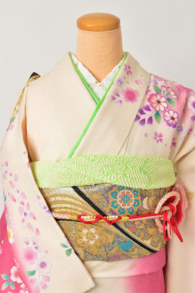 振袖［クリーム地に大小の花］